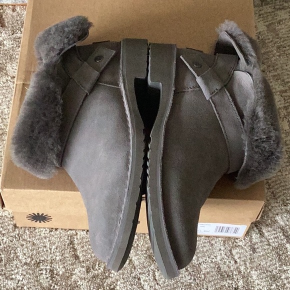 UGG ZARIYAH CHARCOAL ANKLE BOOTS - Picture 5 of 15